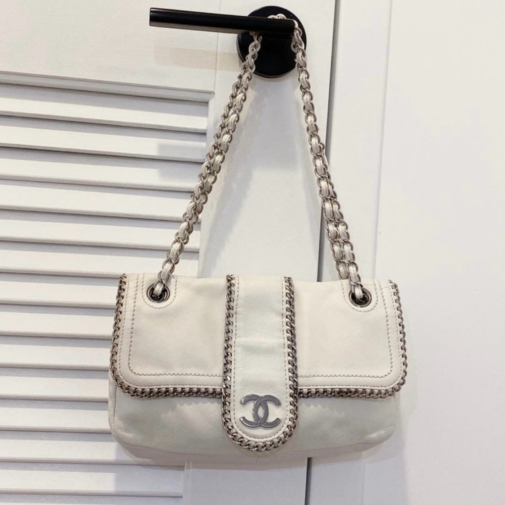 CHANEL Classic Chain Flap Bag